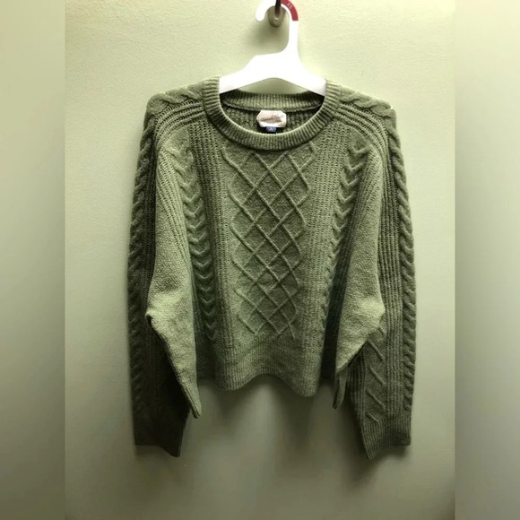 Green Universal Thread Pullover Sweater - Picture 1 of 4
